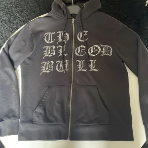 Rhinestone-hoodie - Jag säljer min rhinestone-hoodie för att den har blivit för liten. Bra skick och jag säljer den för 400kr. 