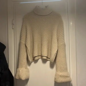 Stickad tröja  - Polo stickad tröja från chiquelle Storlek: xs/s Pris: 50kr