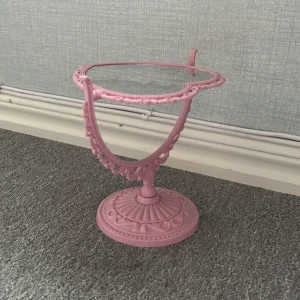 Söt spegel - Säljer den här jättesöta spegeln som jag köpt på shein!  Jag kommer självklart tvätta spegel ”glaset” innan leverans!👍🏻