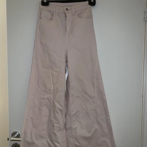 Highwaisted Wide jeans - Dessa jeans har blivit för småa för mig. Använt några gånger!🎀