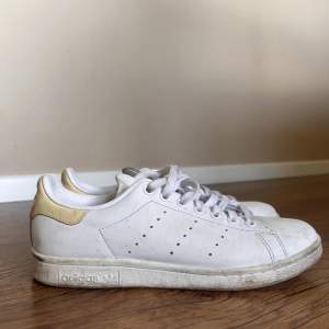 Stan Smith adidasskor. Ganska smutsiga därav priset 