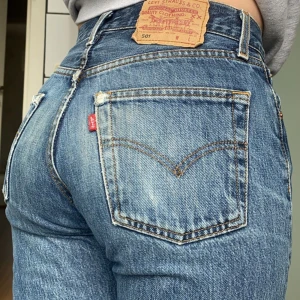 Jeans - Själjer nu dessa vintage jeans från Levi’s, 501. Midwaist. Lite förkorta på mig i benen som är 168, skulle nog passa bättre på den som är 165 och neråt. 🫶🏽
