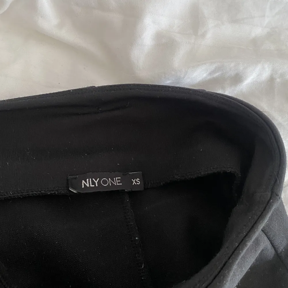 jättesnygga byxor från nelly, säljer då dom inte används längre, säljer för 150+ frakt. Jeans & Byxor.