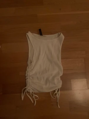 Vitt linne  - Vit crop top med fina sömmer på kanterna🤍🤍från h&m