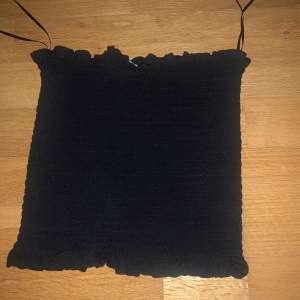 En svart tröja utan armar! Crop top🖤🖤fint mönster! Köptes för 129kr