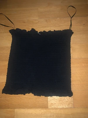 Svart fin tröja  - En svart tröja utan armar! Crop top🖤🖤fint mönster! Köptes för 129kr