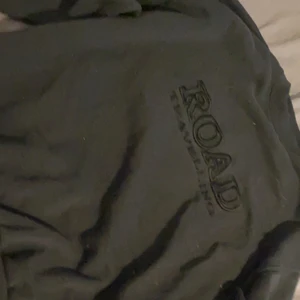 En svart tröja storlek m - En svart tröja bra skick. Köparen står för frakt 120+frakt 