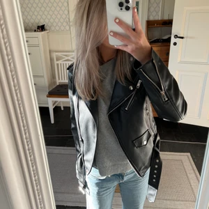 Skin jacka  - Skin jacka från zara, jätte fin men kommer tyvärr inte till användning💞💞💞original pris 500kr