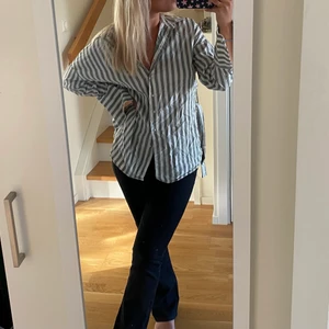 Skjorta  - Randig vit grön skjorta, med avtagbar knytning vid midjan, frakt tillkommer🧚🏼