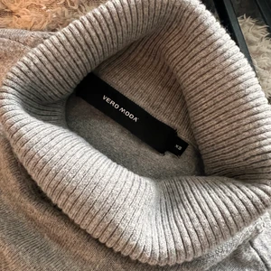 Grå stickad tröja från VERO MODA - Grå stickad tröja från VERO MODA. Bortglömd i garderoben. Storlek XS.