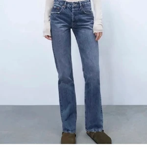 Zara jeans - Zara jeans i modellen mid rise straight vilken inte sälja längre!  Nyskick och långa ben som passar ca 170-180 ish💙 Nypris ca 400kr 