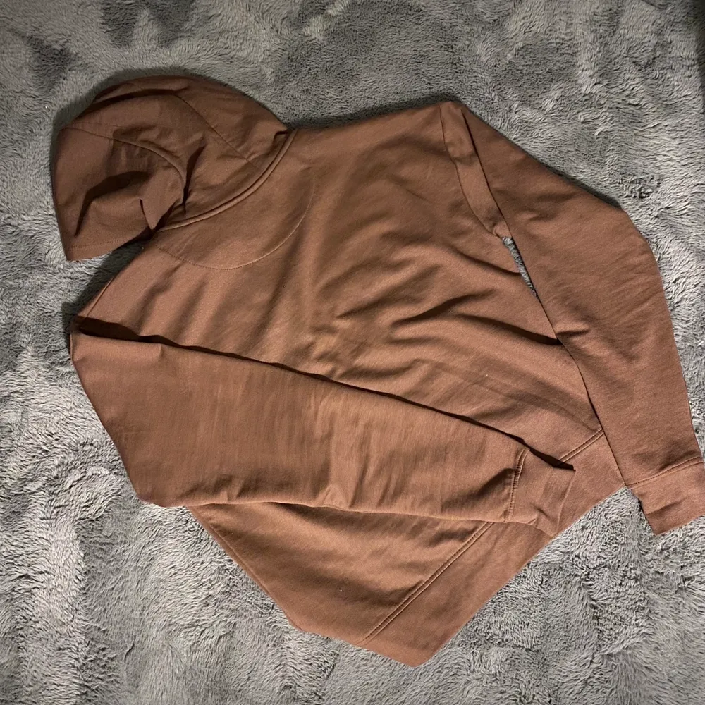 Storlek M Slutsåld brun zip hoodie från Zalando. Mycket bra skick, knappt använd. . Hoodies.