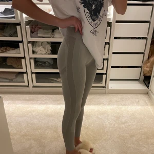 Tränings tights gråa - Använda 1 gång. Men för korta för mig som är 168 cm. Fint skick och bekväma.