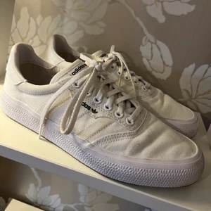 🫧 Adidas Originals, storlek 40 🫧 - Mycket fint skick då de är sparsamt använda . Normala i storleken . Nypris 639:- 💛 Köparen står för frakten 💛