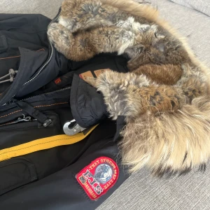 Parajumper Dam strl S - Jackan är i fint skick