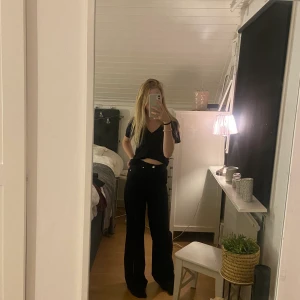 Svarta vida jeans från hm - Använt ett par få gånger men rekommenderar dem stort för dem är så fina och bra kvalitet för ett par jeans