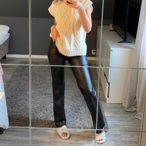 Läder byxor - Margaux dietz X chiquell  Läder byxor i väldigt fint skick. De är fodrade inuti vilket är perfekt till höst o vinter.