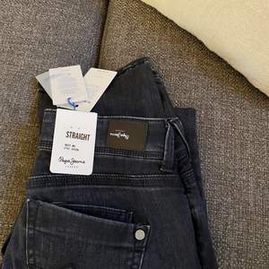 Pepe jeans saturn i grå/svart! Helt nya med prislappen kvar. Endast provade. Säljer för att de är för små. Storleken är 27/30!😇 Nypris 949kr. 