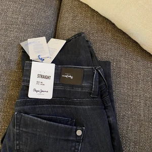 Lågmidjade jeans💕 - Pepe jeans saturn i grå/svart! Helt nya med prislappen kvar. Endast provade. Säljer för att de är för små. Storleken är 27/30!😇 Nypris 949kr. 