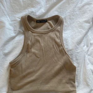 Linne  - Linne från zara i strl s. Sömen har börjat gå upp vid midjan men kan sys igen. Säljes pga att den inte kommer till användning längre. Säljes för 30kr. Köparen står för frakten  på ca 10-20kr. 