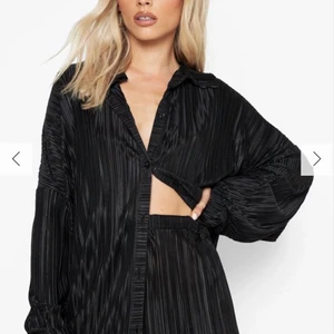 Plisse top-boohoo - Svart plisse top oversize  passar 30-32 i storlek  använt 1 gång 