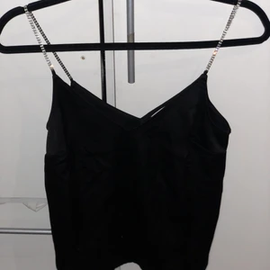 Fint svart linne med glitter detaljer - Fint svart linne med glitter detaljer från hm i xs