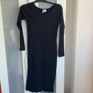 Klänning  - En tajt svart klänning med långa armar, den är i begagnat skick👍🏻
