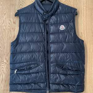 Äkta Blå Moncler Gui qulited nylon vest  Strl: 2 motsvarar S Skick: Bra    