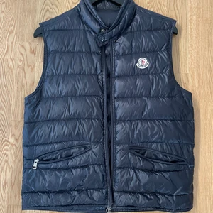 Moncler väst  - Äkta Blå Moncler Gui qulited nylon vest  Strl: 2 motsvarar S Skick: Bra    