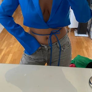 Blå kavaj aktig topp - Blå Siden tröja. Säljer för den är för liten. Köpt på zara i Köpenhamn. Aldirg använd  