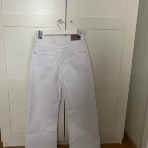 Vita jeans  - Vita jeans, är 162 o de är ner till fötterna på mig. Byxorna är inte låg eller högmidjade på mig, de sitter till nedanför naveln på mig så det beror på hur lång man e hur de sitter sitter! Skulle säga att storleken är s.