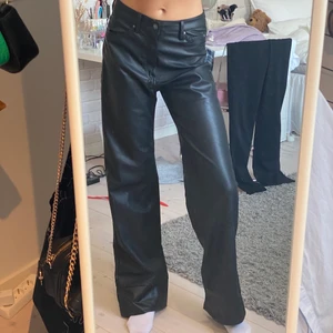 Skinnbyxor - Säljer dessa LÅNGA vida skinnbyxor, jag är 182 så perfekt till mina långisar. Fint skick! 