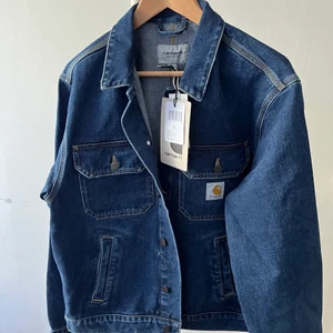 Carhartt jacka, oanvänd  - Carhartt jeans jacka - L, 1350kr  Passar mig som är 182 och väger 83 kg Köparen står för frakten