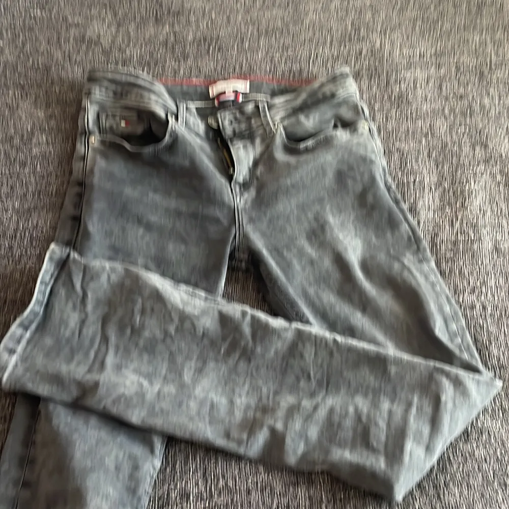 Ett par jätte fina Tommy hilfiger jeans, köpta för 800 nåt och säljer för 200 ink💕🫶 jag säljer dom då dom inte kommer till användning 💕😻. Jeans & Byxor.