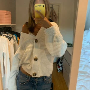 Stickad kofta - Älskar denna stickade koftan men den kommer inte till den användning jag hade velat🥰🥰 super fin & passar att ha till allt