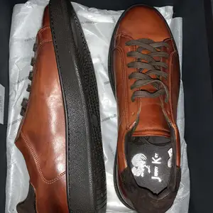 Tja. Säljer ett par helt oanvända Jerry Key skor. Designade i Italien. Clean
