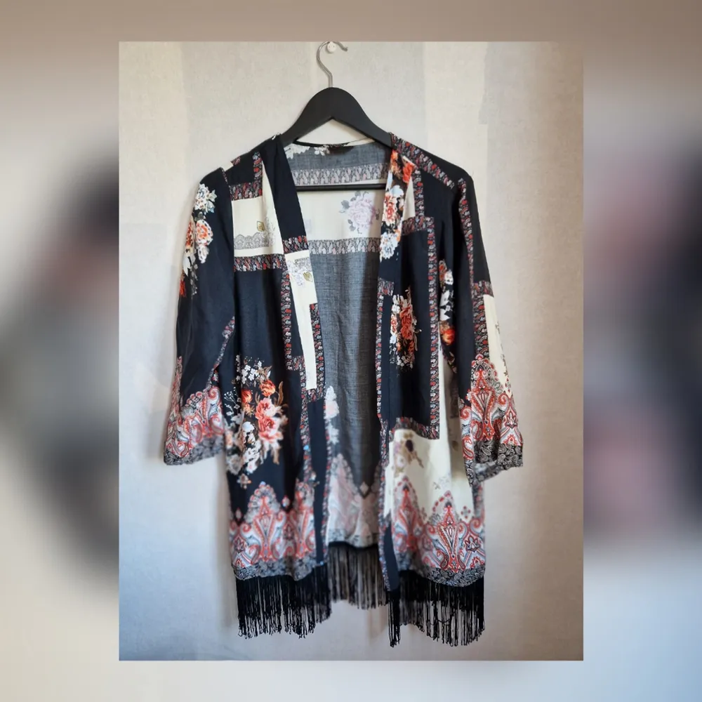 Mönstrad kimono med 3/4 ärmar och fransar nertill. . Tröjor & Koftor.