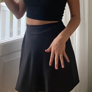 Svart satin kjol - Säljer denna jättefina satin kjol från chiquelle! Jättefin till hösten med en stickad tröja!