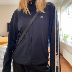 Champion jacka - Såå snygg från champion!! Den är lite tunnare i materialet. Knappt använd! Jag har vikt upp den så den är egentligen längre🙌🏼