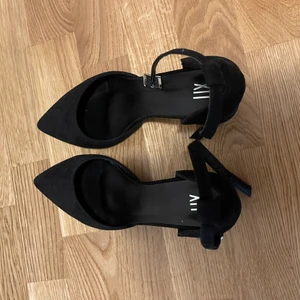 Klackar  - Säljer mina Klackar har använt 2ggr. Stl 38 Pris 150kr pm vid intresse