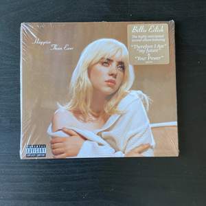 Billie Eilish HTE CD som inte är öppnad! Köpte för att få tillgång till pre-sale biljetter men har ingen CDspelare så har tyvärr ingen användning av den. Frakten ingår i priset :)