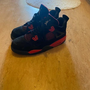 Jordan 4 Red Thunder - Väldigt snygga skor. Passat till nästan alla outfits. Storlek 45 men dom är lite små i storleken, så funkar till 43-45. Skriv för pris eller fler bilder.