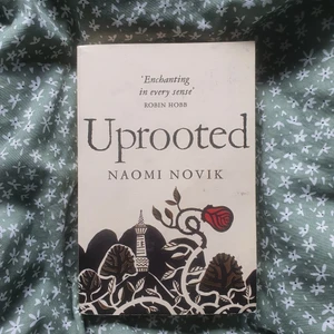 Bok - Uprooted - Superbra skriven bok på engelska! Väldigt fängslande och intressant ungdomsbok. I mycket gott skick!