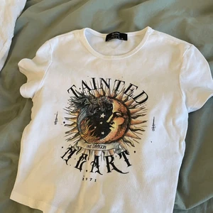 Baby tee med tryck - T-shirt med snyggt tryck från bershka. Även denna är sparsamt använd.