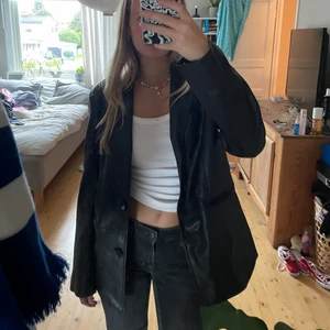 Skinnblazer - Skitsnygg skinnblazer som tyvärr inte kommer till användning!