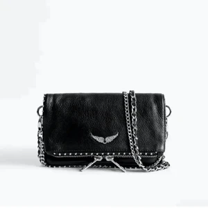 Intressekol på den här snygga väskan❤️ - Intressekol på denna här otroligt snygga väska. Har används ett få tal gånger. Säljer på grund av ingen användning. Den har två band ett kort och  ett långt. Kan så klart diskutera pris 