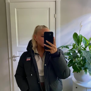 GANT  vinterjacka - Nästan oanvänd GANT vinterjacka som är jätte varm och skön. Den är både snygg och varm och därför vill jag egentligen inte göra mig av med den. Men jag brukar alltid testa något nytt varje vinter. Denna jacka kostade över 3200kr när jag köpte den.