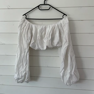 Topp - Topp från NA-KD, tröjan ska vara lite rynkig, storlek 36, kortare modell slutar under bysten