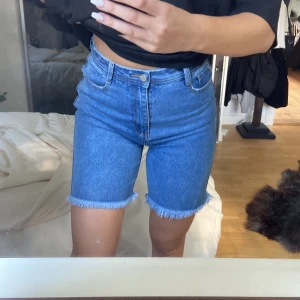 Jeans shorts strl 38 - Längre jeans shorts från missguided. Endast använt fåtal gånger, i riktigt bra skick!!