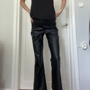 Läderbyxor - Så snygga läderbyxor från GinaTricot. Bra skick, storlek S (passar mig som är 172). 